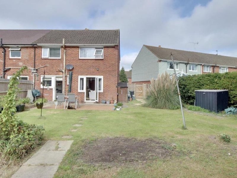 The listing says: "The property is being offered with no forward chain and boasts a 20ft lounge dining room, fitted kitchen and a utility room."