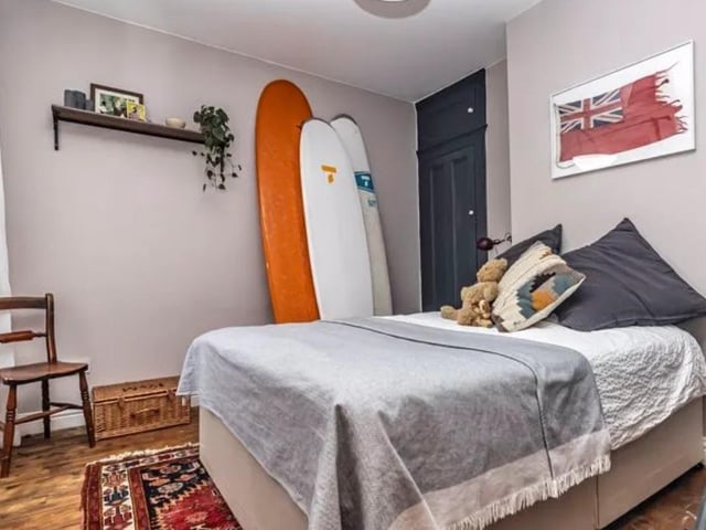 This beautiful property comes with two bedrooms, one bathroom and two reception rooms, as well as a garden.