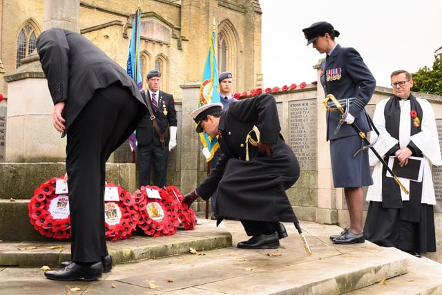 Captain Tim Davey, commanding officer of HMS Collingwood, lays his wreath (131121-89)