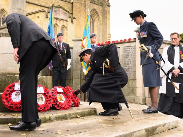 Captain Tim Davey, commanding officer of HMS Collingwood, lays his wreath (131121-89)
