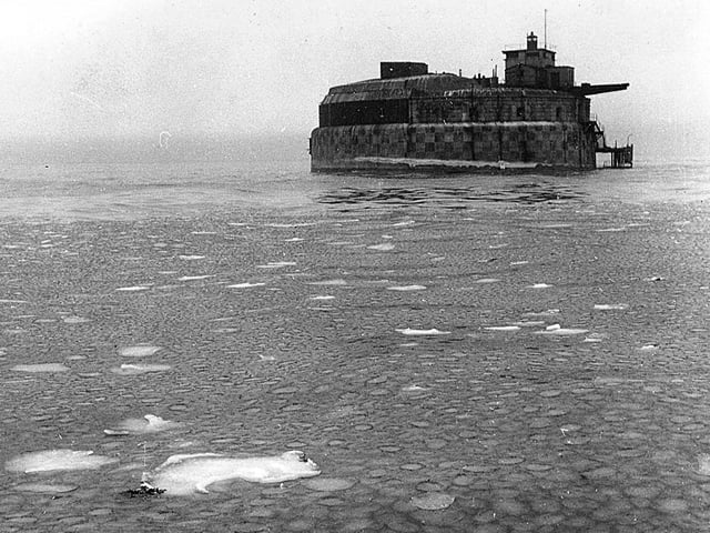 Ice floes in the Solent and surrounding Spitbank Fort in February 1963.