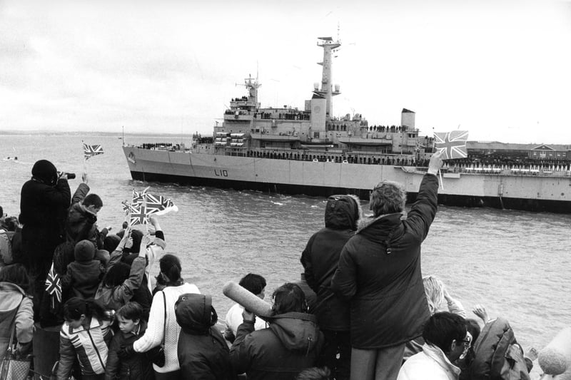 HMS Fearless leaves the harbour for the Falkland Islands 1982. The News PP4725