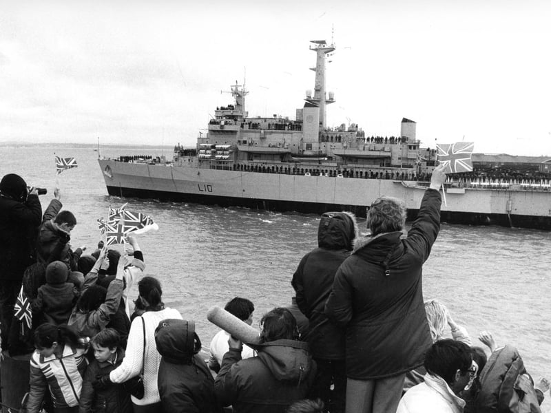 HMS Fearless leaves the harbour for the Falkland Islands 1982. The News PP4725