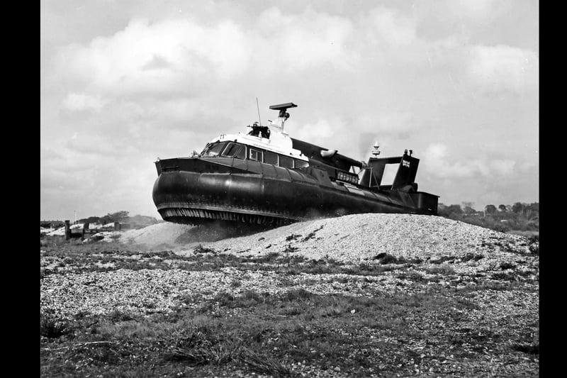 An SRN5 on excercise at Browndown with 200 Hovercraft Squadron RCT.