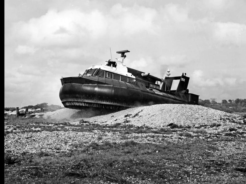An SRN5 on excercise at Browndown with 200 Hovercraft Squadron RCT.