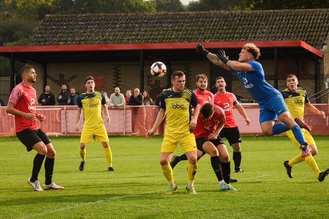 Fareham Town goalkeeper Luke Deacon. Picture: Keith Woodland