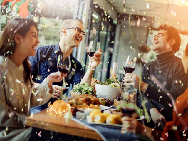 Aim for a dinner party with no more than six guests according to survey (photo: Adobe)