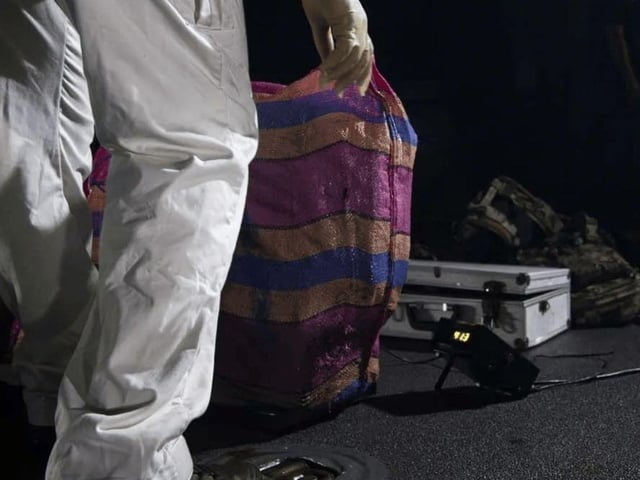 Portsmouth-based warship HMS Trent has seized £160m of cocaine from a submarine in the Caribbean Sea.