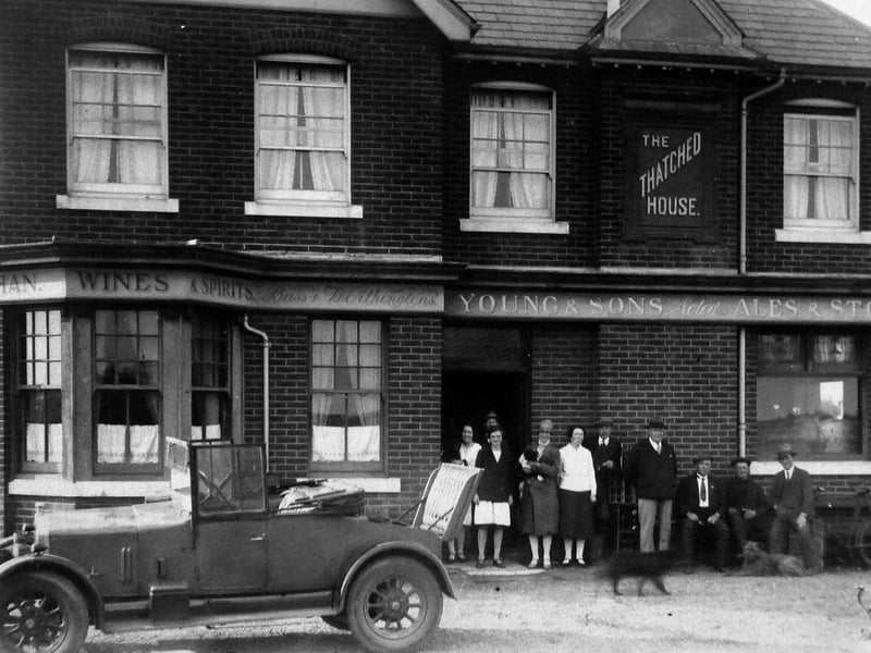 Here we see the full frontage of the Thatched House pub, Milton Locks.