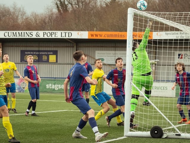 US Portsmouth (maroon/blue) v Locks Heath. Picture: Keith Woodland