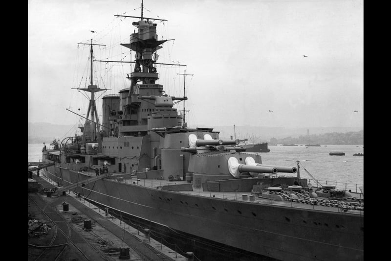 1924:  HMS Hood during a dockyard refit.  (Photo by Hulton Archive/Getty Images)