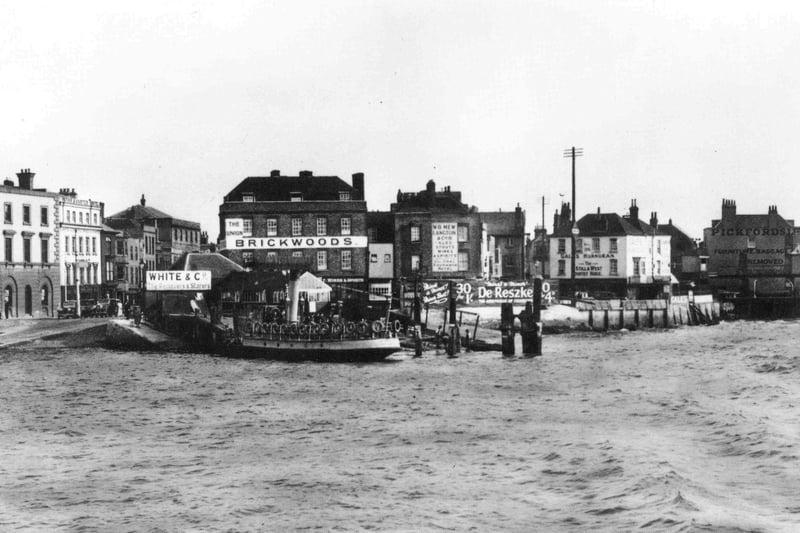The Brickwoods pub, The Union is now called The Spice Island Inn although the white building to the right, the Gales owned Still and West still operates under the same name.
In the centre, Mew Langton were a brewers located at 83, High Street.