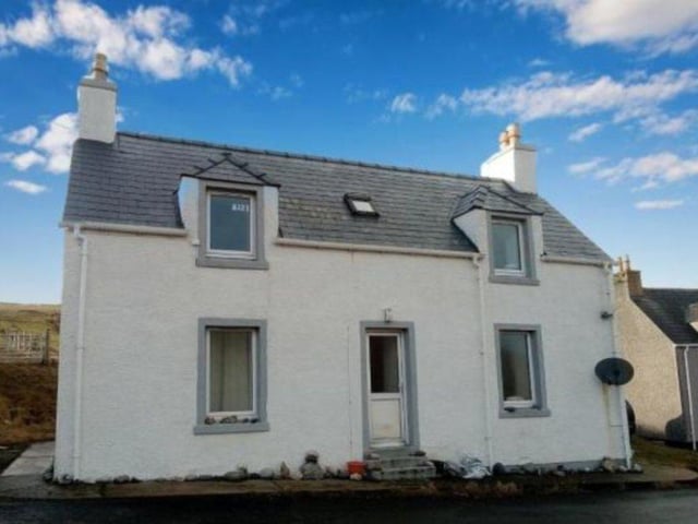 Independently valued at 145,000 GBP by a Royal Institution of Chartered Surveyors (RICS) qualified surveyor, this family property falls far below the average asking price of your average Edinburgh flat. Boasting a bright reception room, a spacious modern fitted kitchen with a conservatory with views of the sea.