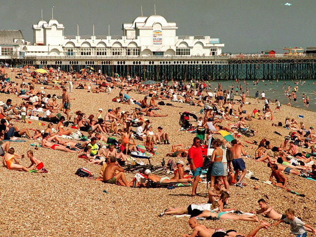 A packed Southsea beach in 1999. Picture: The News Portsmouth 993673