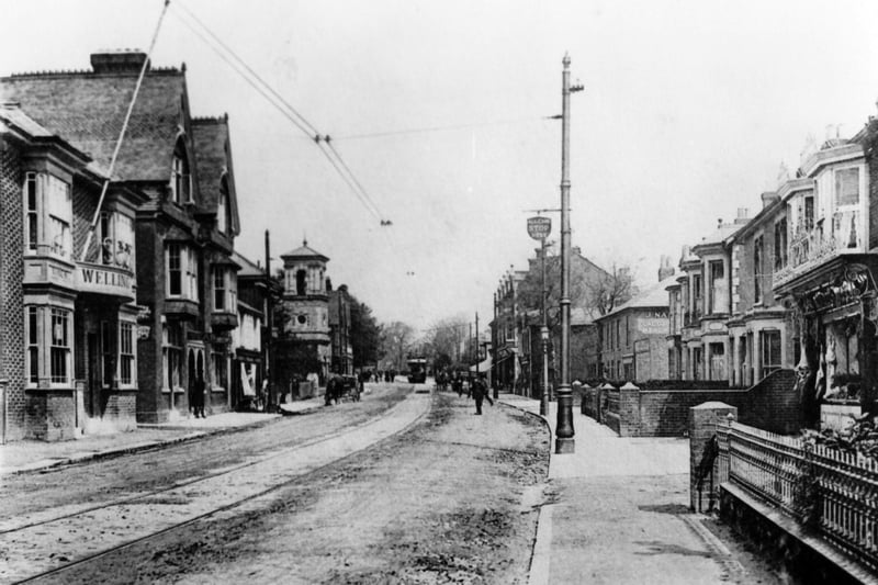 Looking north, with the Wellington Inn on the left, London Road, Waterlooville in the 1920's.