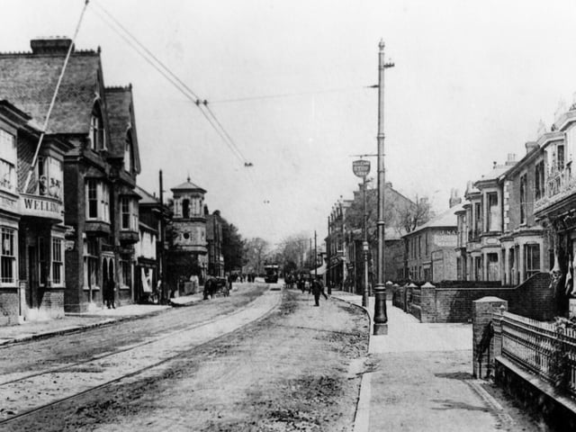 Looking north, with the Wellington Inn on the left, London Road, Waterlooville in the 1920's.