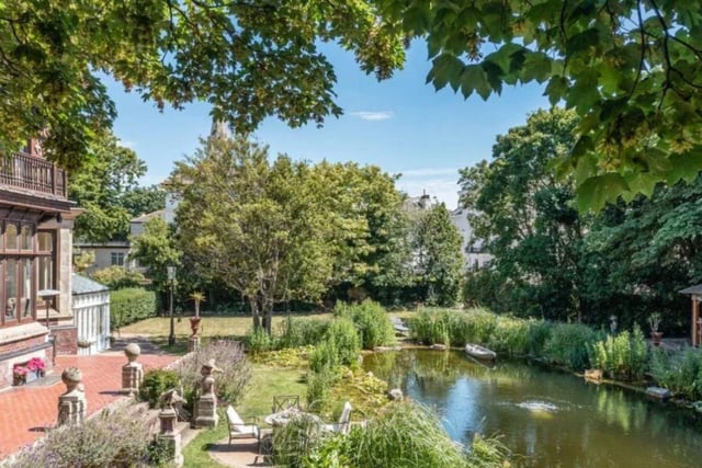 This property comes with four bedrooms, two reception rooms and three reception rooms as well as gorgeous surroundings.