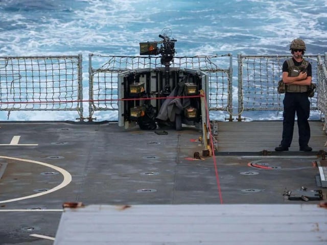 Portsmouth-based warship HMS Trent has seized £160m of cocaine from a submarine in the Caribbean Sea.