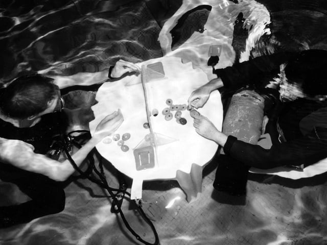 Divers from Portsmouth university subaqua club take part in the 24 hour underwater connect four tournament at the Pyramids centre in November 1994. The News PP5300