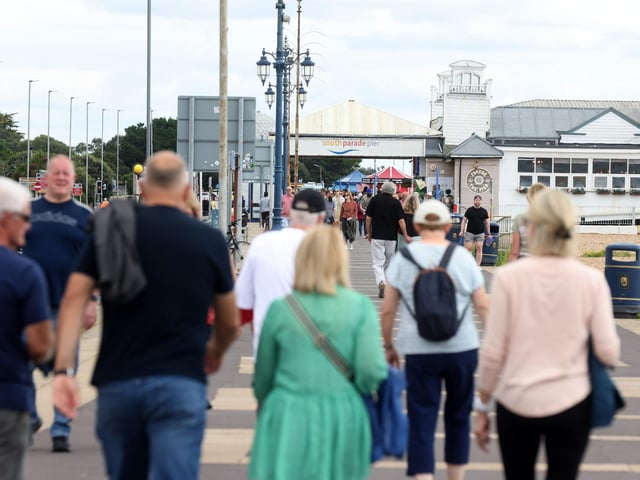 Scenes in Portsmouth and Southsea of people enjoying the Bank Holiday Monday. Pictured is (L-R) Beth Cooper and Kyle Driver.
Monday 28th August 2023.
Picture: Sam Stephenson.