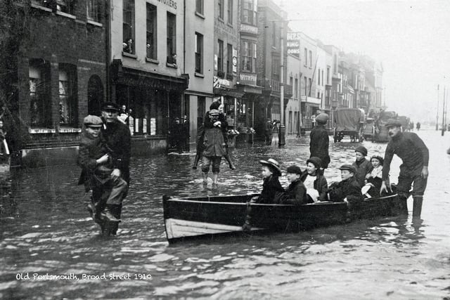 Flooding in Broad Street, Old Portsmouth, in 1910.