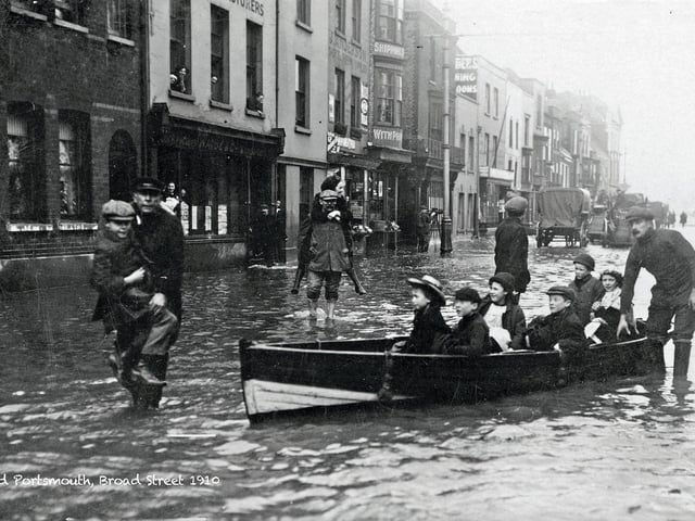 Flooding in Broad Street, Old Portsmouth, in 1910.