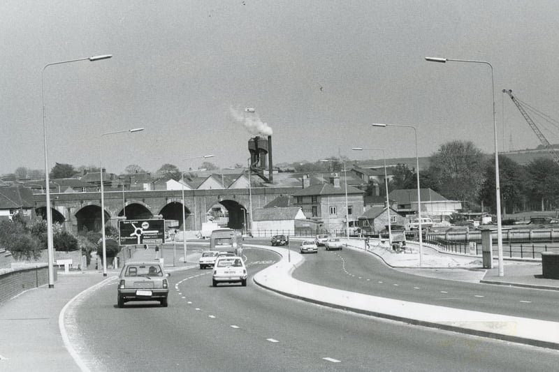 The A32, Gosport Road leading into Fareham in 1988. The News PP5467