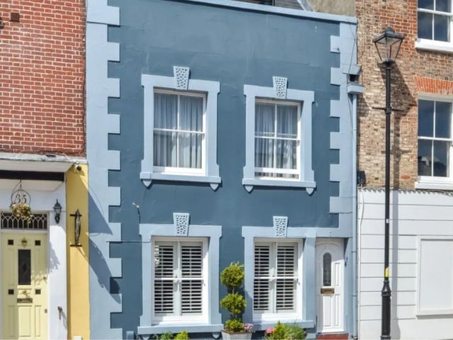 This property comes with four bedrooms, two bathrooms and two reception rooms as well as a garden. This house is in an extremely desirable area as it is a stone’s throw from Gunwharf Quays, the dockyard and the city centre.