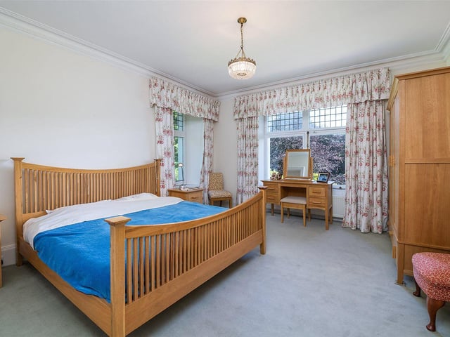 The master bedroom has an en suite.