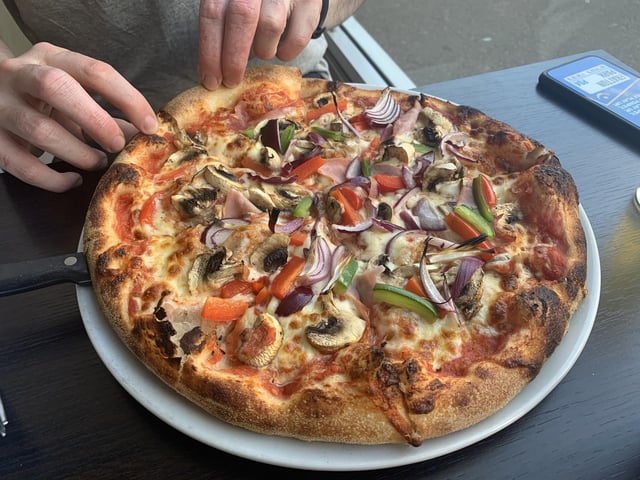 Dish Detective and their companion loved the fresh, balanced and rich flavours at Bella Calabria. This is especially true for the Quattro Stagioni pizza - topped with mozzarella, tomato, onions, peppers, mushrooms and ham.