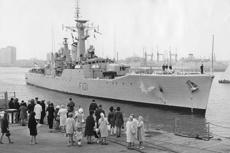 HMS Yarmouth returns to Portsmouth from the far east on Tuesday 14th April, 1970. The News PP4548