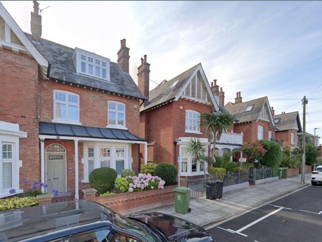 The average property price in Cousin's Grove, Southsea is £929,299.