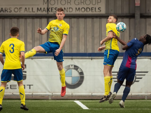 US Portsmouth (maroon/blue) v Locks Heath. Picture: Keith Woodland