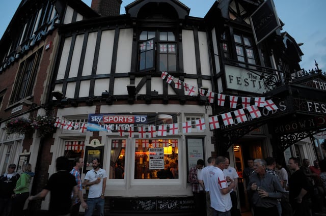 Best pubs for watching football matches in Portsmouth, according to readers.
