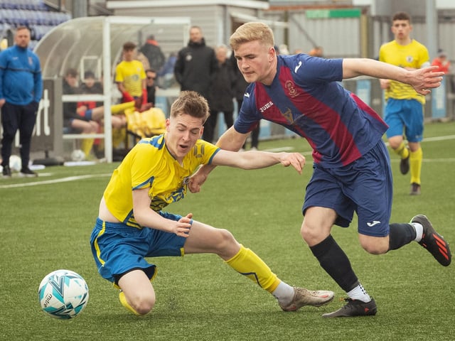 US Portsmouth (maroon/blue) v Locks Heath. Picture: Keith Woodland