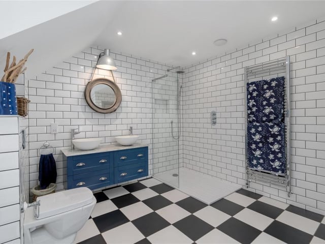 Principal bedroom en-suite.