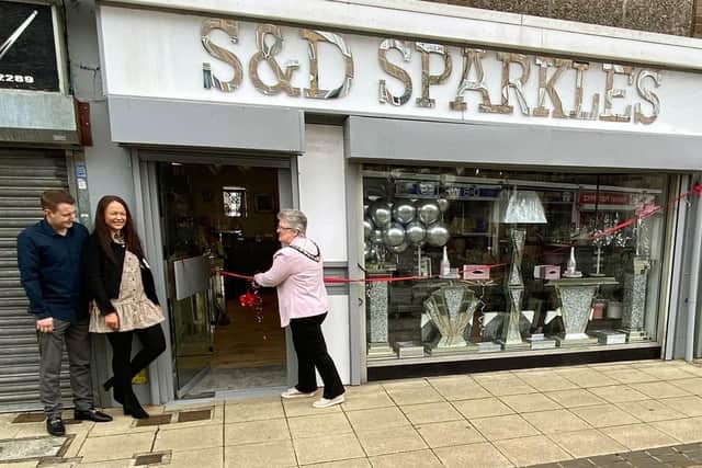 S&D Sparkles opening in Havant

Caption: S&D Sparkles open their new shop in Havant
Credit: Sian Stott
