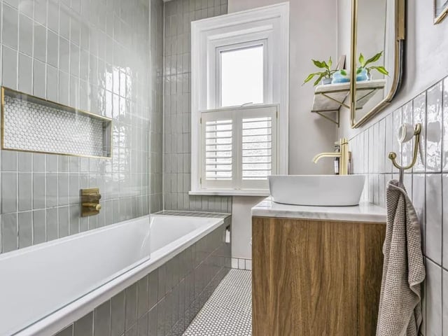 This house also has a stunning open plan kitchen diner family room.