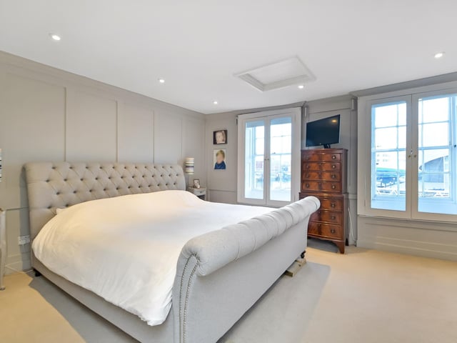 55 Broad Street, Old Portsmouth, Hampshire
Guide Price ~ £825,000 ~ Freehold