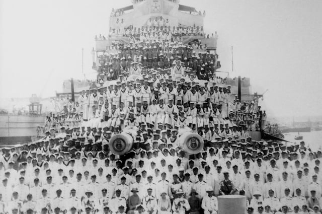 Los oficiales y hombres del HMS Renown posan con los duques de York en Malta en 1927. Fotografía: colección de Andrew August