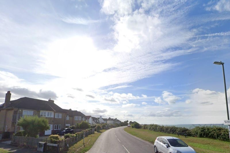 The average price of a property at PO14 3JT Cliff Road, Fareham is £1,379,166.