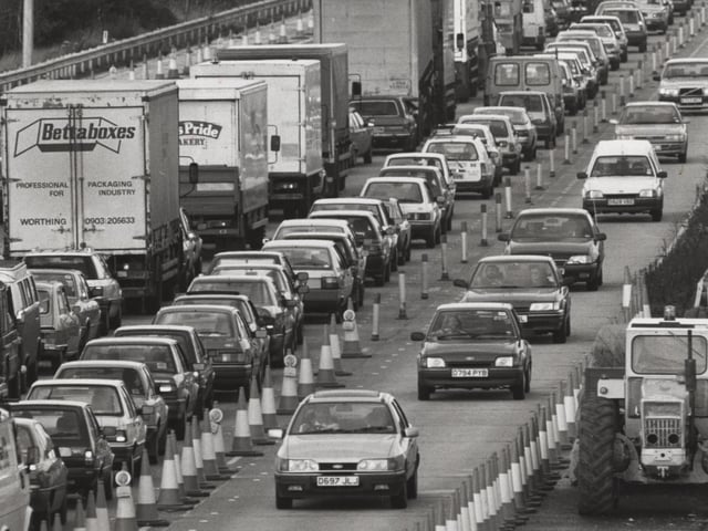 Heavy traffic along the M27 on April 12, 1990. The News PP3721