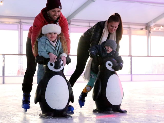 Jamie Nicholson and Clarissa Jones with their children Amelia, 5, and Alex, 3. Portsmouth on Ice opens, rink in Guildhall Square, Portsmouth
Picture: Chris Moorhouse (jpns 251123-23)