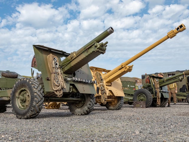 The 25 pounder guns used in the firepower display at Fort Nelson.