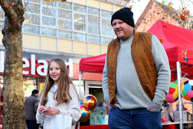 Scott Donaldson and his daughter Cassidy, 10. Portchester Christmas Market in Portchester Precinct
Picture: Chris Moorhouse (jpns 251123-29)