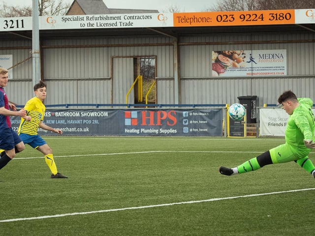 US Portsmouth (maroon/blue) v Locks Heath. Picture: Keith Woodland