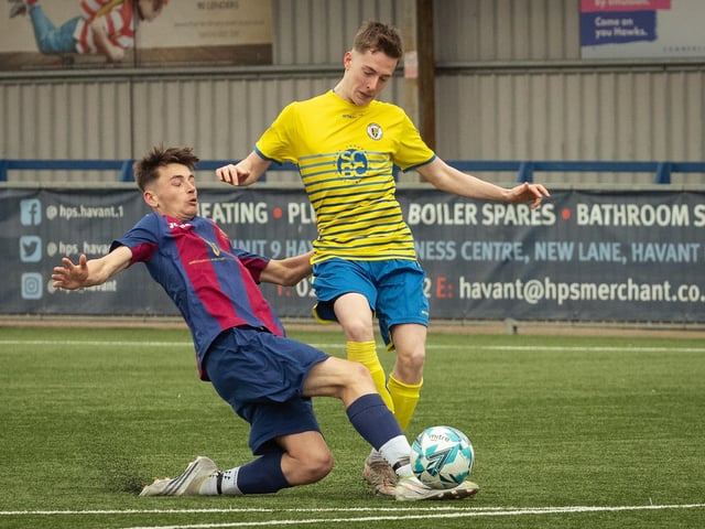 US Portsmouth (maroon/blue) v Locks Heath. Picture: Keith Woodland