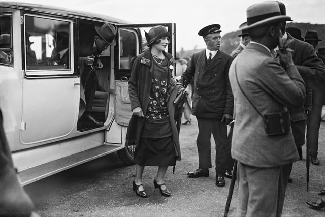Anne Catherine Tredick Wendell, Countess of Carnarvon (1900 - 1977) arrives for the Glorious Goodwood horse racing meeting at Goodwood Racecourse, West Sussex, July-August 1924. (Photo by Topical Press Agency/Hulton Archive/Getty Images)