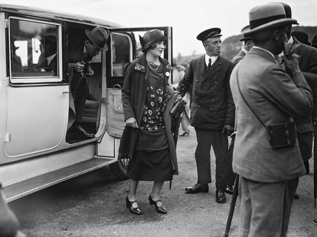 Anne Catherine Tredick Wendell, Countess of Carnarvon (1900 - 1977) arrives for the Glorious Goodwood horse racing meeting at Goodwood Racecourse, West Sussex, July-August 1924. (Photo by Topical Press Agency/Hulton Archive/Getty Images)