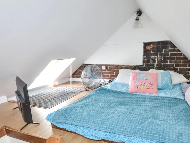 This home is in a desirable area of Portsmouth and it is a stone's throw from Gunwharf Quays and the dockyard.